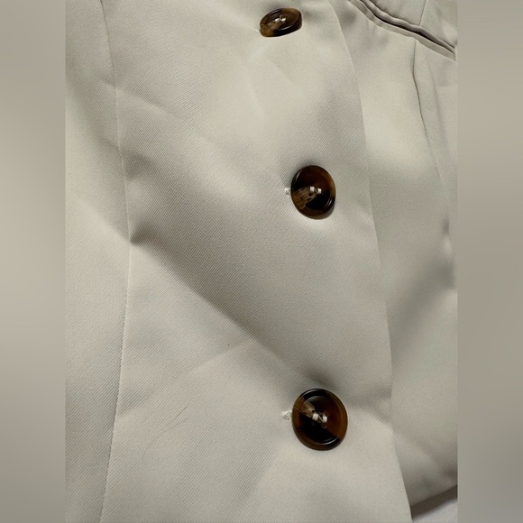 Cream Tailored Vest with V-Neckline and Cropped‎ Length - Picture 4 of 8